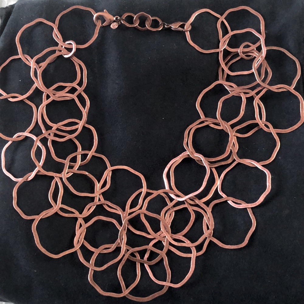 Copper like metal ringed necklace